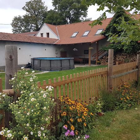 Apartman Na Farme U Koni Milesov Exteriör bild