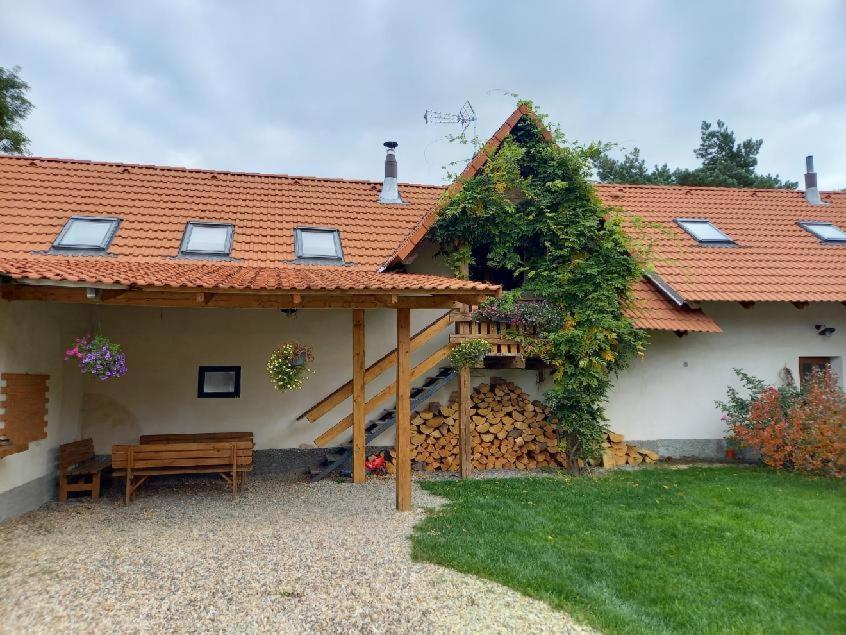 Apartman Na Farme U Koni Milesov Exteriör bild