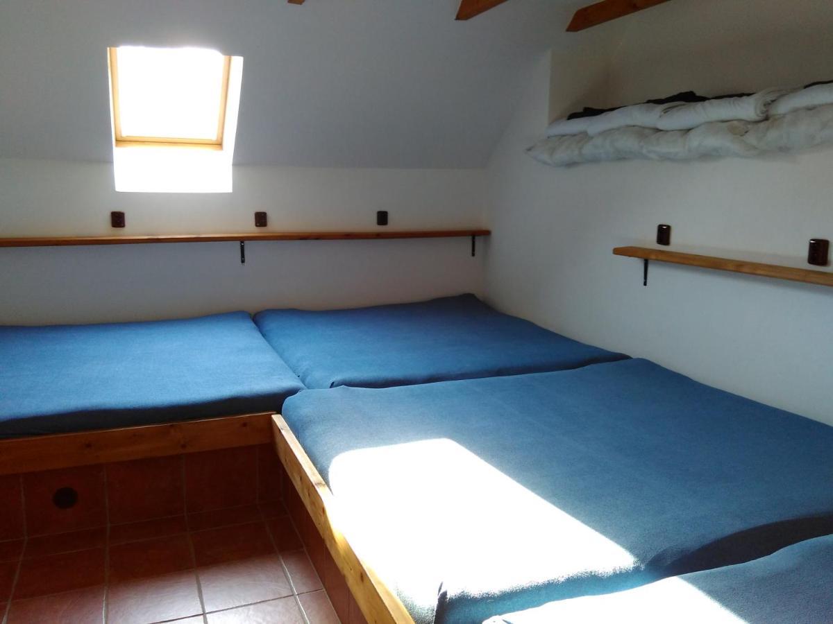 Apartman Na Farme U Koni Milesov Exteriör bild
