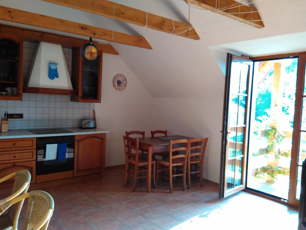 Apartman Na Farme U Koni Milesov Exteriör bild